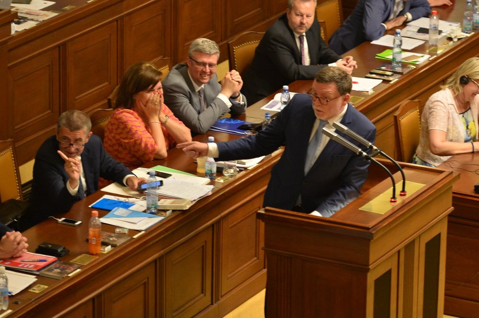 Jednání sněmovny o nedůvěře vládě Andreje Babiše se protáhla daleko za půlnoc. (26. 6. 2019)