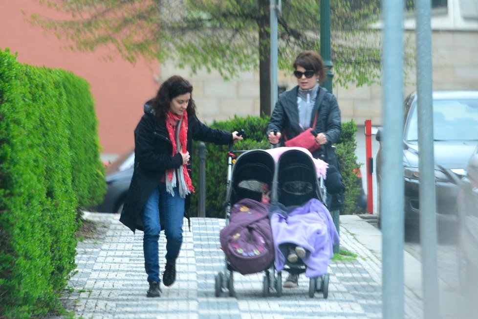 Lucia Šoralová a Betka Stanková vyrazily na procházku s kočárkem.
