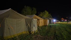 V Troji vyrostlo v noci na 12. května 2022 stanové městečko pro ukrajinské uprchlíky.