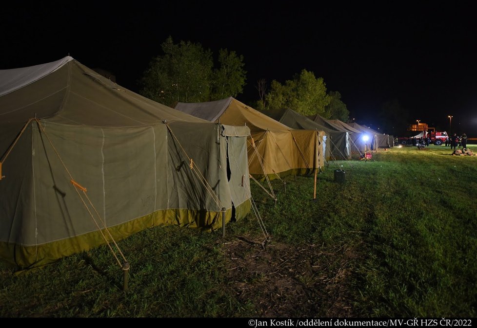 V Troji vyrostlo v noci na 12. května 2022 stanové městečko pro ukrajinské uprchlíky.