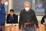 Stanislav Najmr  stanul před krajským soudem v Ústí nad Labem za to, že střílel proti svému synovi a snaše. Soud ho poslal na pět let do vězení.