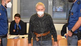 Stanislav Najmr  stanul před krajským soudem v Ústí nad Labem za to, že střílel proti svému synovi a snaše. Soud ho poslal na pět let do vězení.