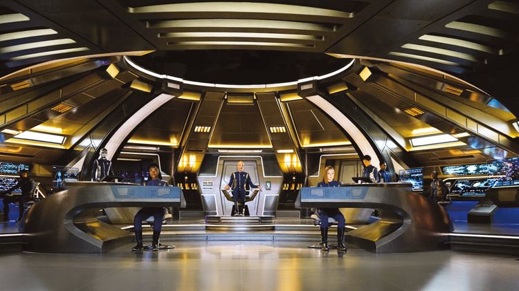 Typický Star Trek! Kapitánský můstek s pracovními pozicemi pro důstojníky je mozkem celé lodě Discovery