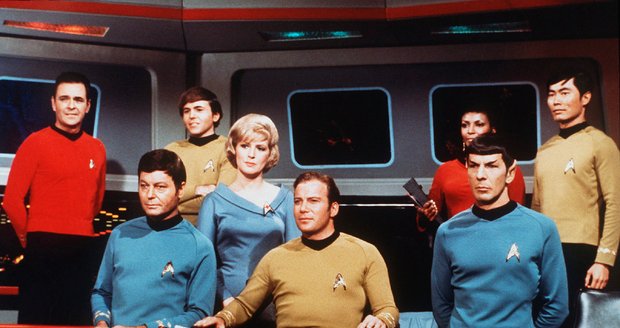 Kompletní posádka vesmírné lodi Enterprise.
