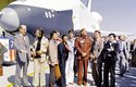 Gene Roddenberry (v hnědém obleku) s herci z původního Star Treku a raketoplánem Enterprise