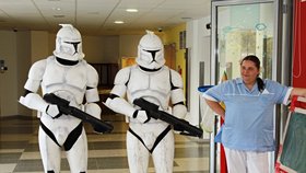 Fanoušci v kostýmech Star Wars navštívili děti v nemocnici Motol.
