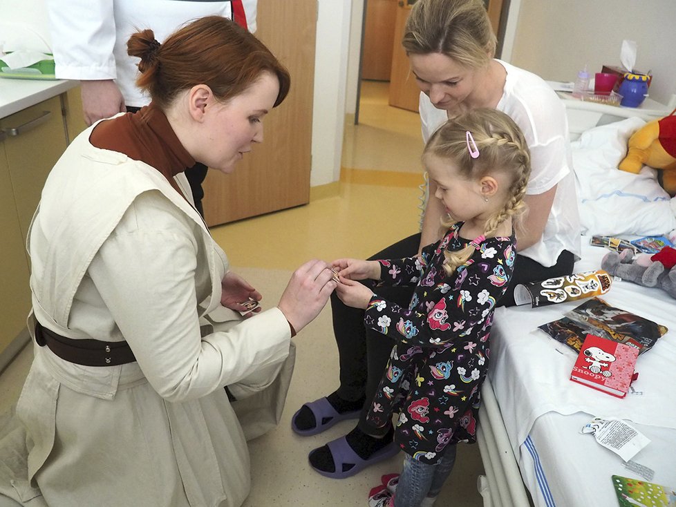 Fanoušci Star Wars udělali radost dětem v Nemocnici Motol.
