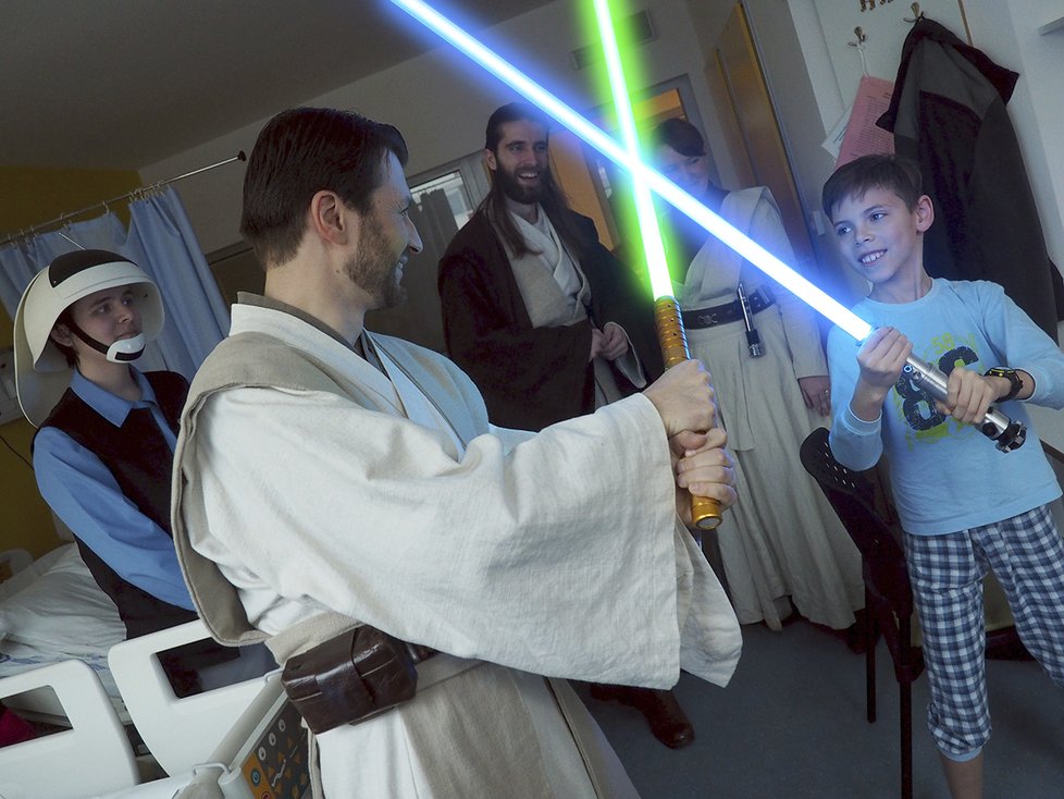 Fanoušci Star Wars udělali radost dětem v nemocnici Motol.