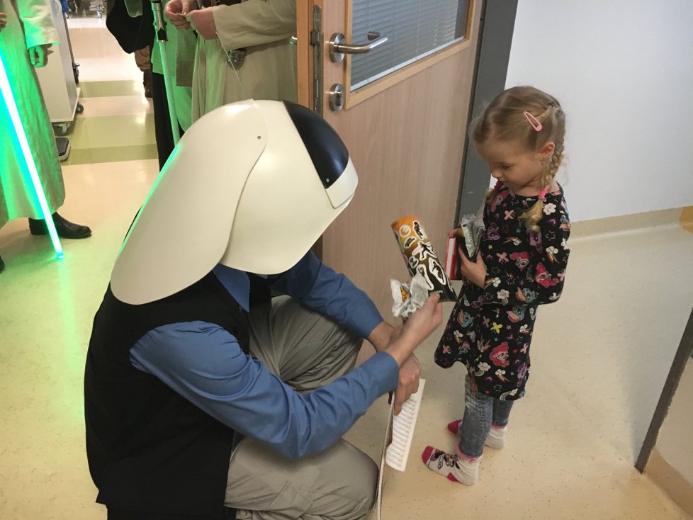 Fanoušci Star Wars udělali radost dětem v Nemocnici Motol.
