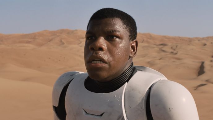 John Boyega v první scéně první ukázky na Star Wars: Síla se probouzí.