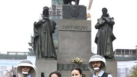 Postavy ze ságy Hvězdných válek (Star Wars) měly sraz v Praze „pod koněm“ na Václavském náměstí.