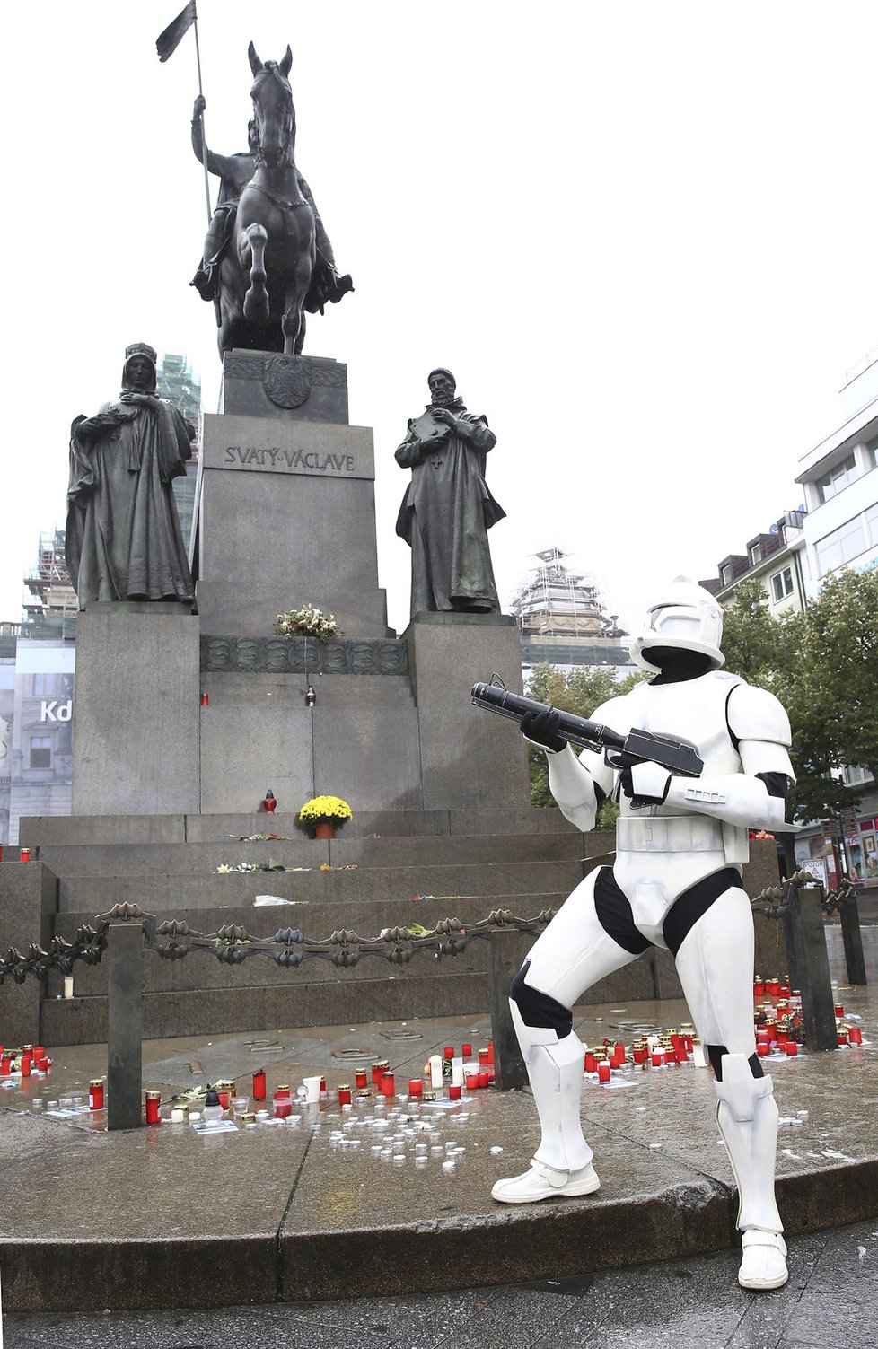Postavy ze ságy Hvězdných válek (Star Wars) měly sraz v Praze „pod koněm“ na Václavském náměstí.