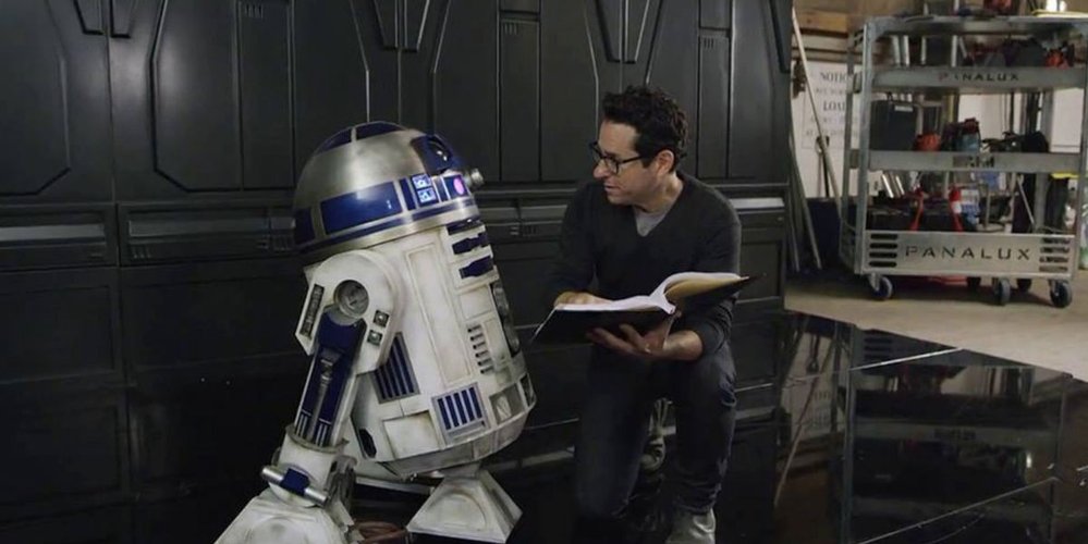 Režisér J. J. Abrams na natáčení filmu Star Wars: Síla se probouzí