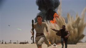 Rey (Daisy Ridley) a Finn (John Boyega) - hlavní postavy nových Star Wars