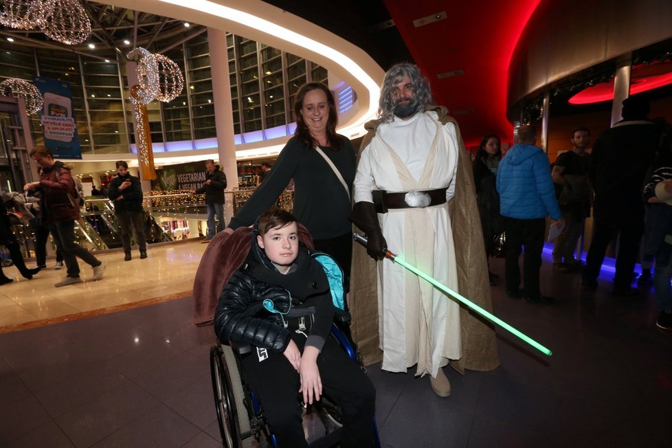 Lukáš s maminkou na premiéře Star Wars