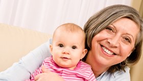 Díky transplantovaným vaječníkům budou ženy moci rodit děti i po menopauze.