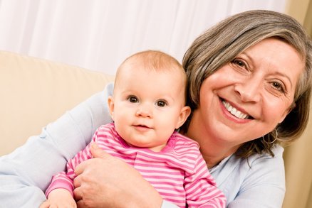 Klasická babička a dcera jako biomatka: Jak to zvládnout? 