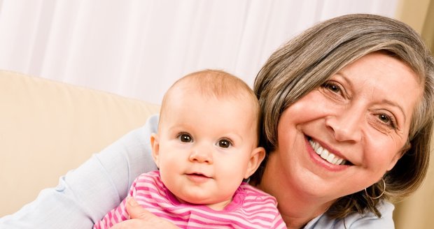 Díky transplantovaným vaječníkům budou ženy moci rodit děti i po menopauze.