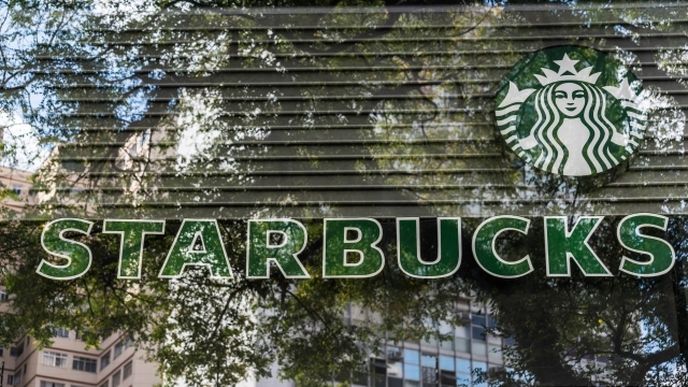 Kavárna Starbucks v brazilském Sao Paulu. Majitel a šéf korporace, Howard Schultz, je komunistický minimalista.