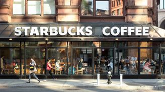 Akcie Starbucks se letos propadly o třetinu. Obrovský evropský fond se jich zcela zbavil