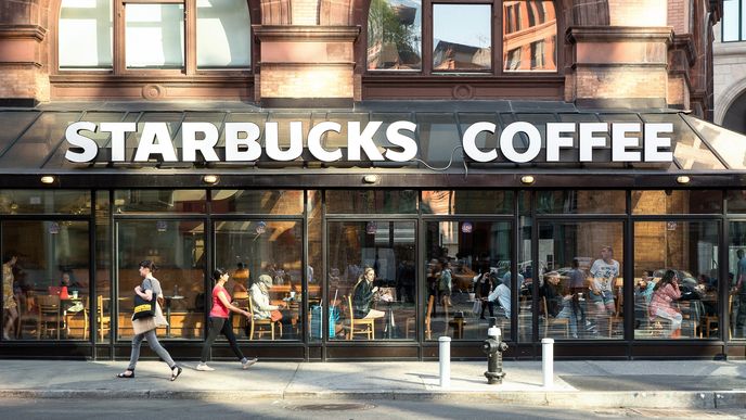 Kurz akcií americké společnosti Starbucks se od loňského léta výrazně propadl.