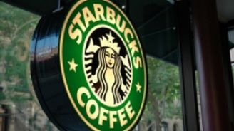 Starbucks v reakci na Trumpa přijme deset tisíc uprchlíků