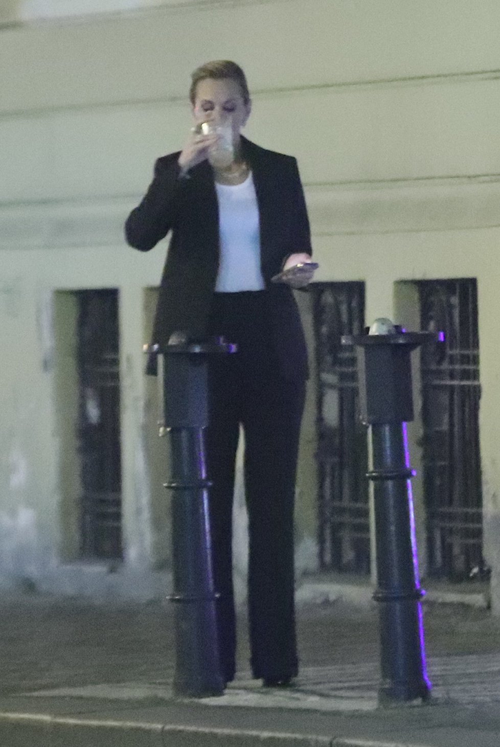 Večírek StarDance - Monika Absolonová popíjela na ulici.