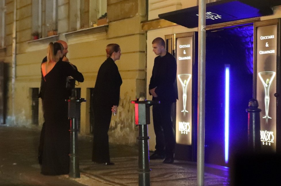 Večírek StarDance - Monika Absolonová popíjela na ulici.