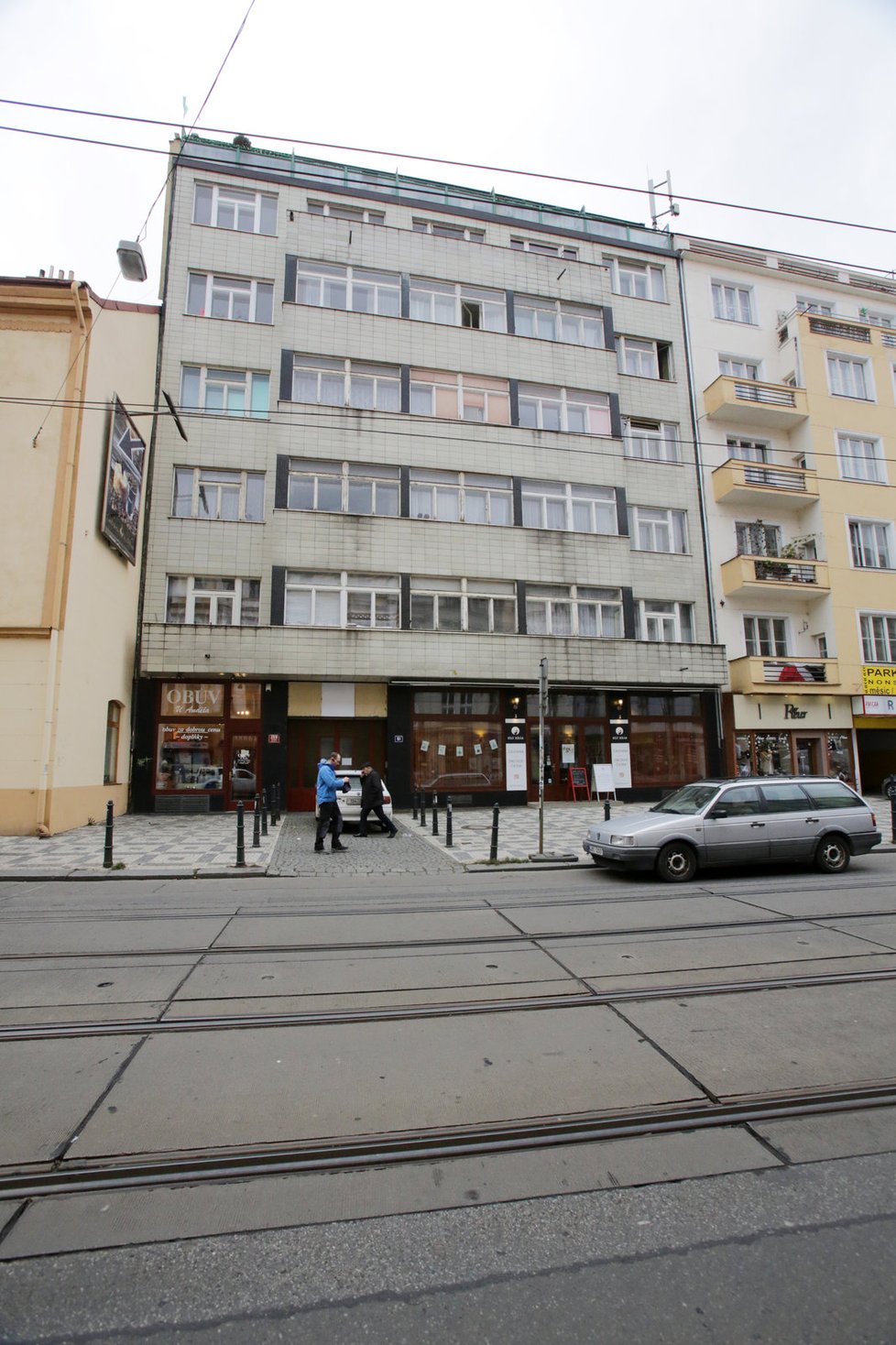 Trvalé bydliště má Matěj Ruppert v bytě na pražském Smíchově, jehož měsíční nájem podle makléře činí okolo 22 000 Kč se zahrnutými poplatky.