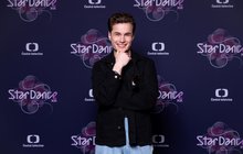 Po pětici dam odtajnila Česká televize i pět mužů, kteří budou na podzim tančit ve 13. řadě StarDance. Bude mezi nimi i herec Oskar Hes (25), syn zesnulého choreografa a zakladatele skupiny UNO Richarda Hese (†50). Pikantní na tom je, že v porotě bude každý jeho krok sledovat »strejda Geňa« čili Richard Genzer (57), který u jeho táty začínal coby tanečník!