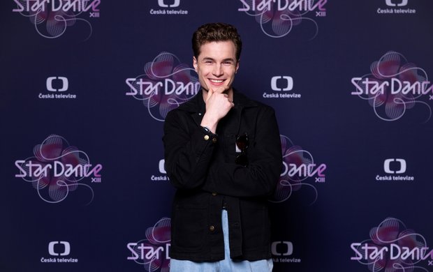 Po pětici dam odtajnila Česká televize i pět mužů, kteří budou na podzim tančit ve 13. řadě StarDance. Bude mezi nimi i herec Oskar Hes (25), syn zesnulého choreografa a zakladatele skupiny UNO Richarda Hese (†50). Pikantní na tom je, že v porotě bude každý jeho krok sledovat »strejda Geňa« čili Richard Genzer (57), který u jeho táty začínal coby tanečník!