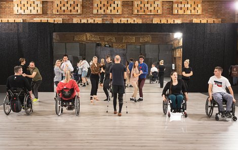 Společný trénink tanečníků a jejich patronů na vozíčku.