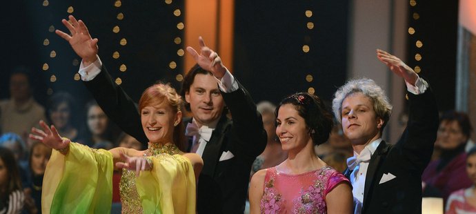 Martin Procházka a Kateřina Baďurová se svými partnery během generálky na finálový večer Stardance.