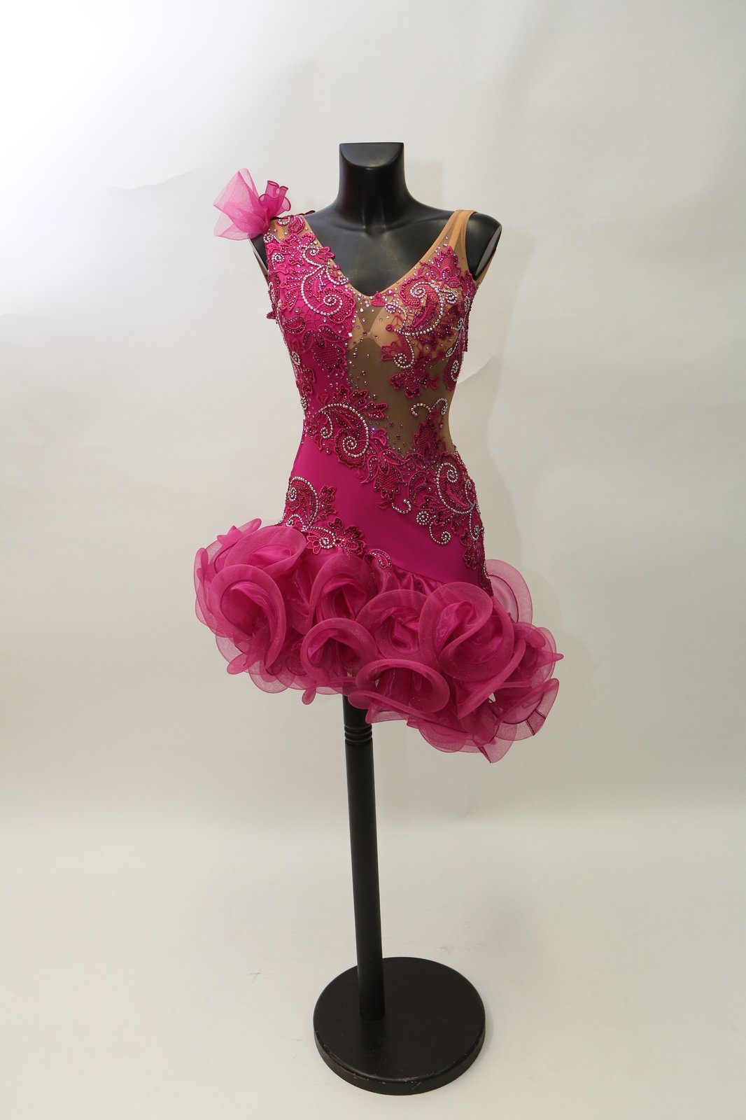 Růžové šaty na latinu byly vyrobeny pro Terezu Bufkovou.