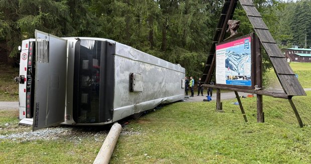 Ve Starých Hamrech na Frýdecko-Místecku havaroval autobus se studenty.