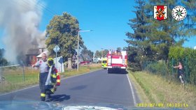 Požár ve Starých Křečanech zachvátil rodinný dům. Policisté z něj zachránili invalidní ženu.