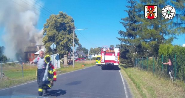 Dům ve Starých Křečanech zasáhl požár: Sousedy zachránil odvážný soused, invalidní ženu pak policisté