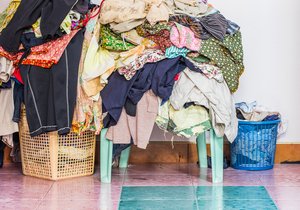 Oblečení už dosloužilo, co jím podarovat potřebné? Postará se o to farní charita v Modřanech. (ilustrační foto)