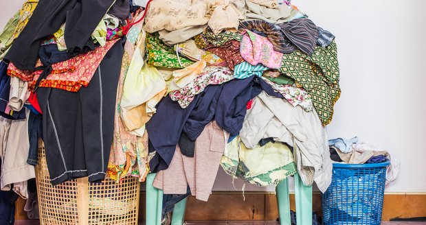 Oblečení už dosloužilo, co jím podarovat potřebné? Postará se o to farní charita v Modřanech. (ilustrační foto)