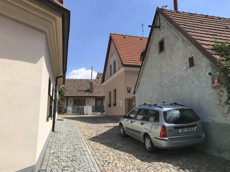 Staré Střešovice najdete nad zastávkou tramvaje Ořechovka. Budete si tu připadat jako na vesnici.