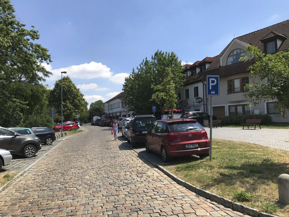 Staré Střešovice najdete nad zastávkou tramvaje Ořechovka. Budete si tu připadat jako na vesnici.