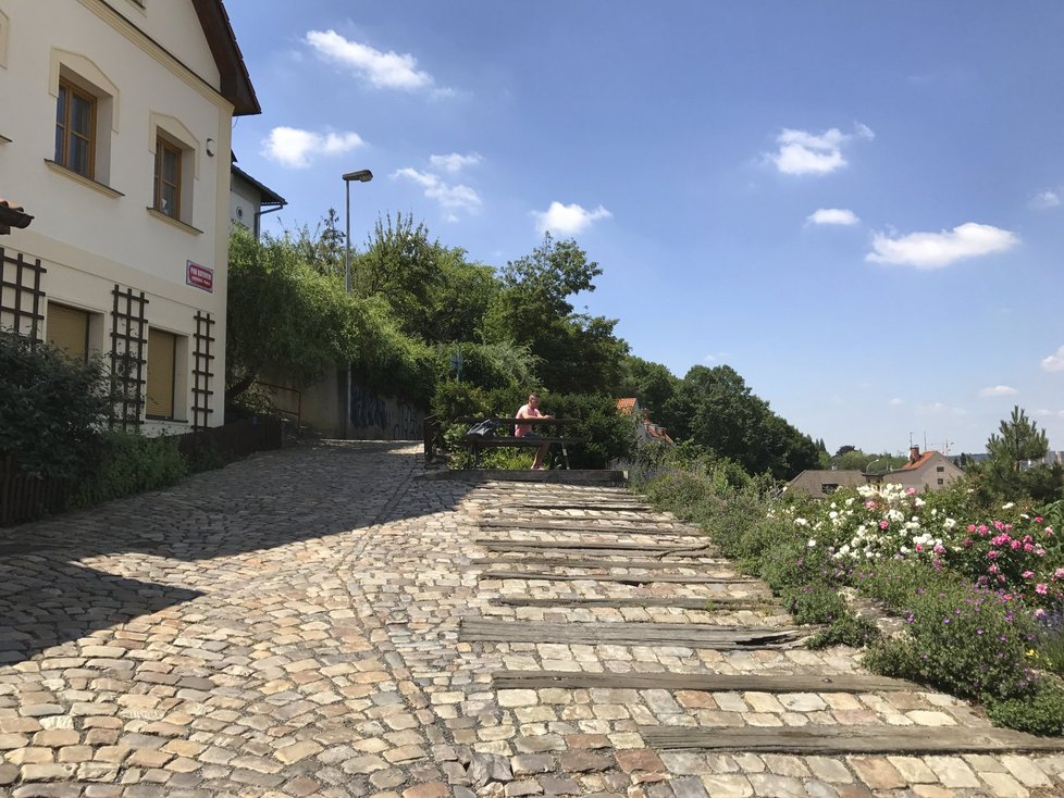 Staré Střešovice najdete nad zastávkou tramvaje Ořechovka. Budete si tu připadat jako na vesnici.