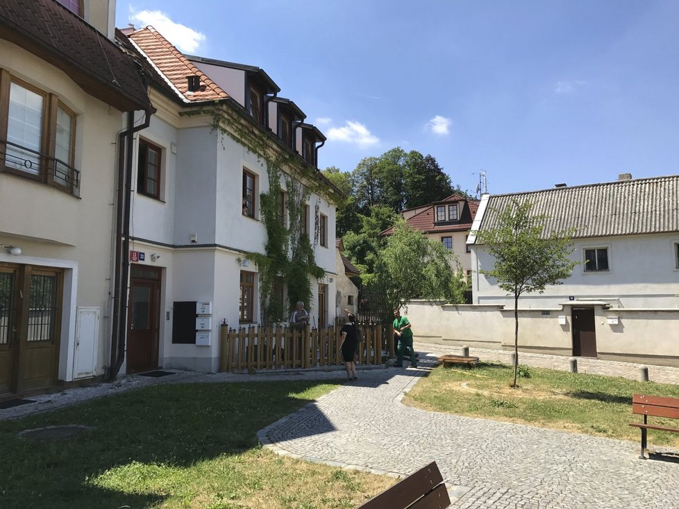 Staré Střešovice najdete nad zastávkou tramvaje Ořechovka. Budete si tu připadat jako na vesnici.