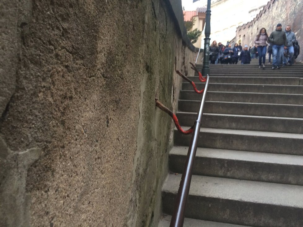 Vandalismus někdy skutečně nezná hranic. Poničené zábradlí v ulici Zámecké schody.