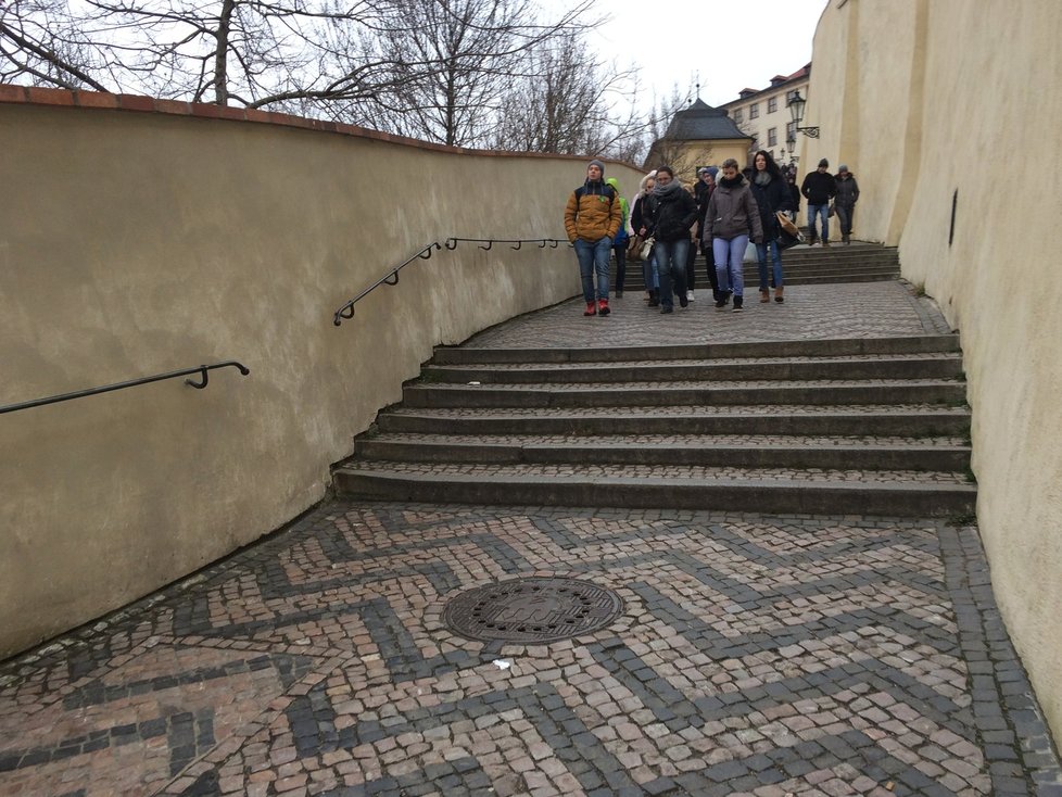 Dennodenně se jimi prodírají hloučky zvídavých turistů.