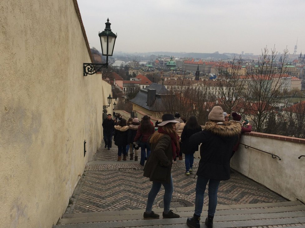 Dennodenně se jimi prodírají hloučky zvídavých turistů.