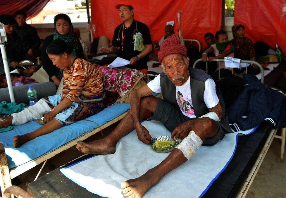 Nepálec Funču Tamang přežil s párem zlomených žeber.