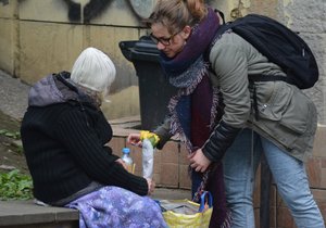 Žena o jídlo ani pití nestojí. Kupuje si ho za vydělané peníze.