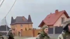 Stařenka vítá ukrajinské vojáky, kteří osvobodili její město. Armáda údajně osvobodila Irpiň.