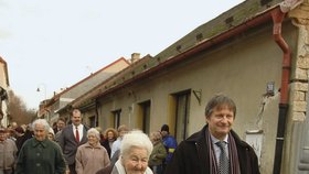 Marie Fišerová (105) včera v Hořicích se starostou Ivanem Doležalem otevřela svou rodnou uličku, která se dočkala rekonstrukce